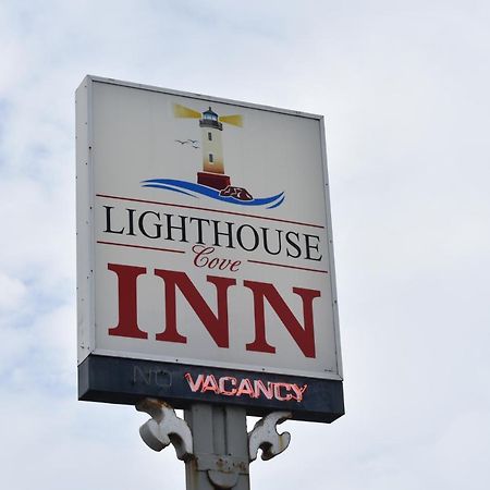 Lighthouse Cove Inn Bandon Exterior foto The sign for the Lighthouse Inn