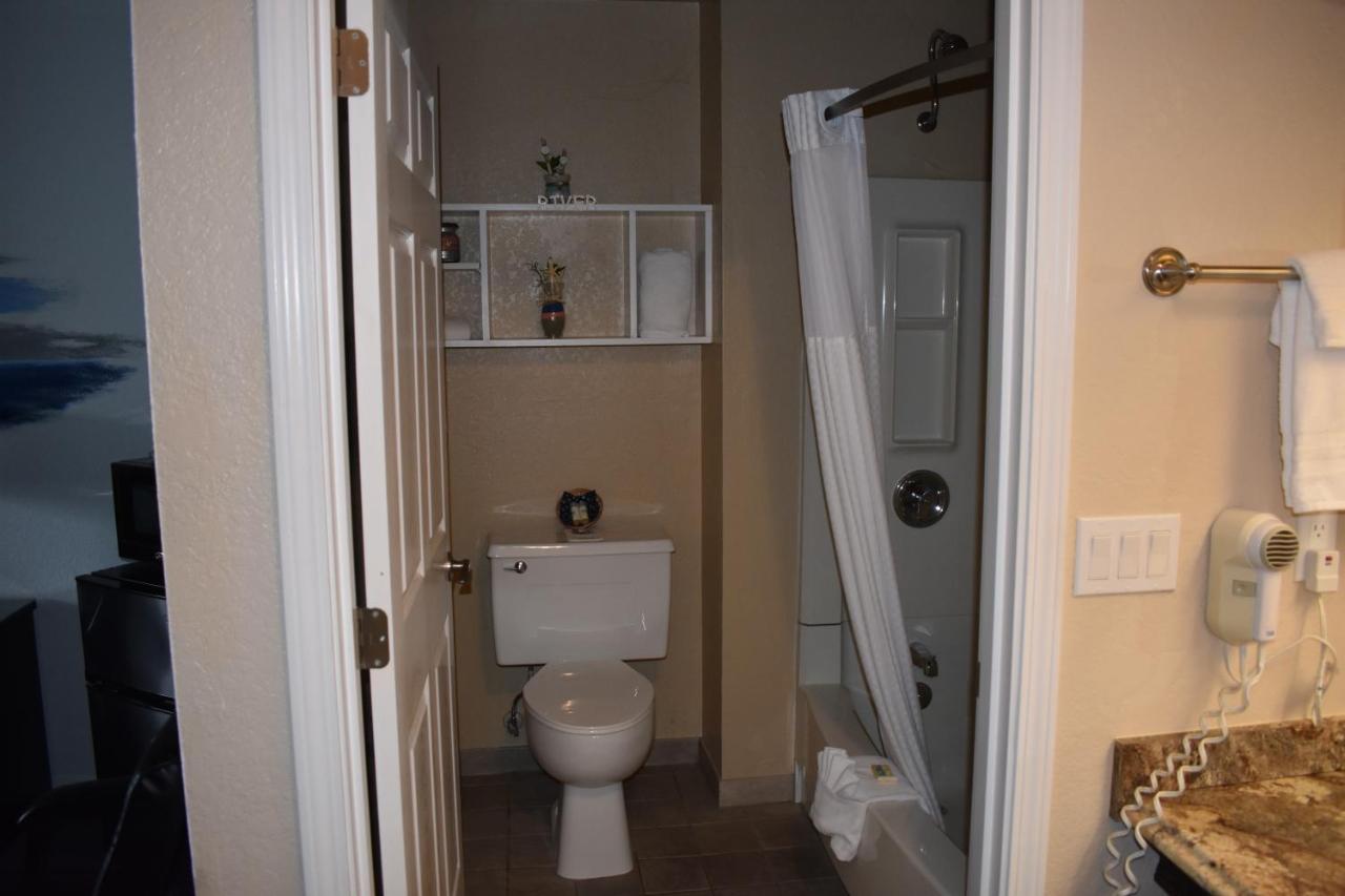 Lighthouse Cove Inn Bandon Exterior foto Bathroom