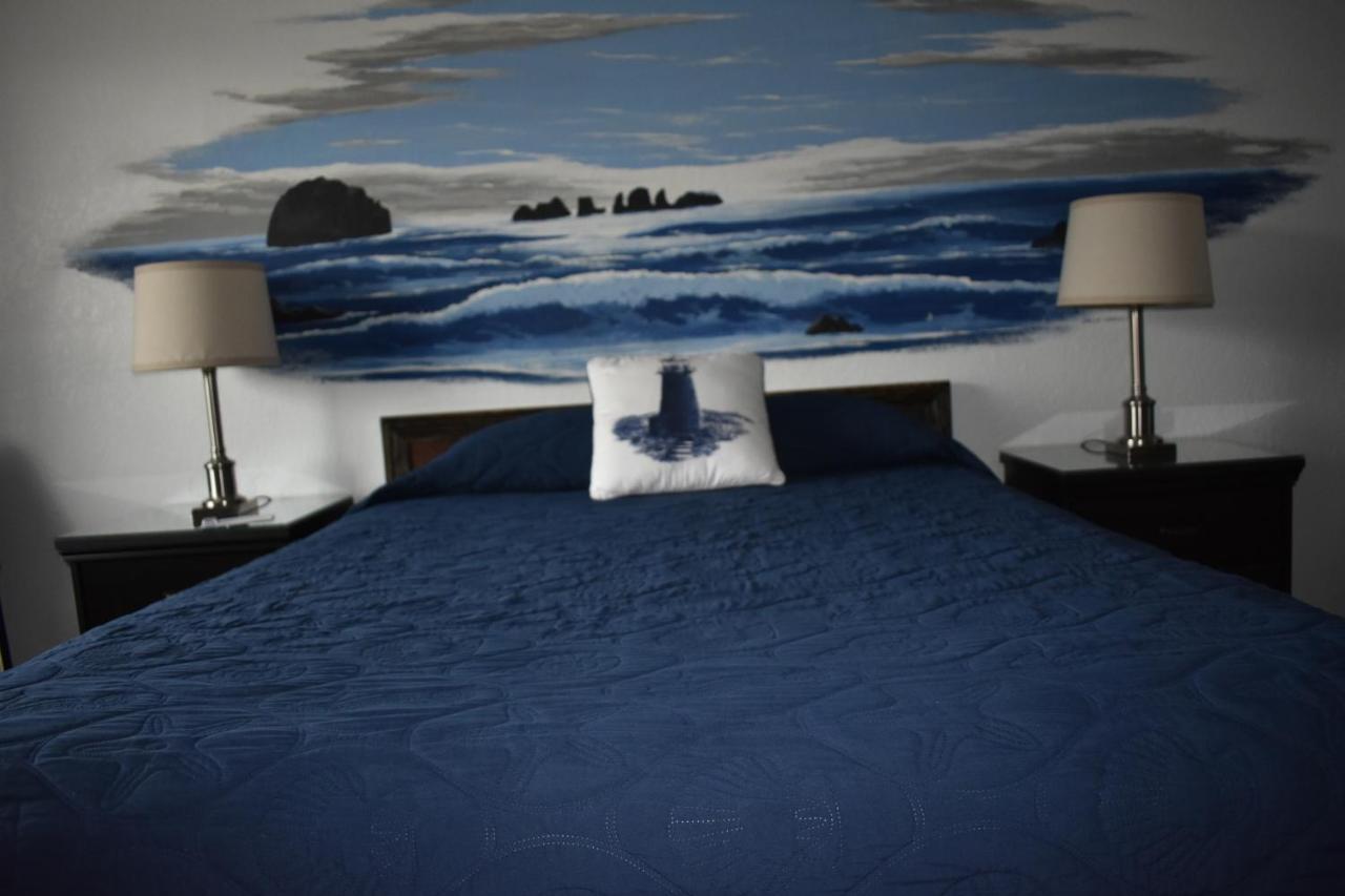 Lighthouse Cove Inn Bandon Exterior foto A bedroom at the Inn at the Tides