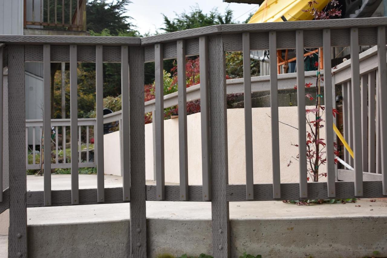 Lighthouse Cove Inn Bandon Exterior foto A residential picket fence