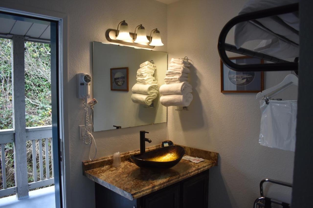 Lighthouse Cove Inn Bandon Exterior foto A bathroom at the Inn at the Tides