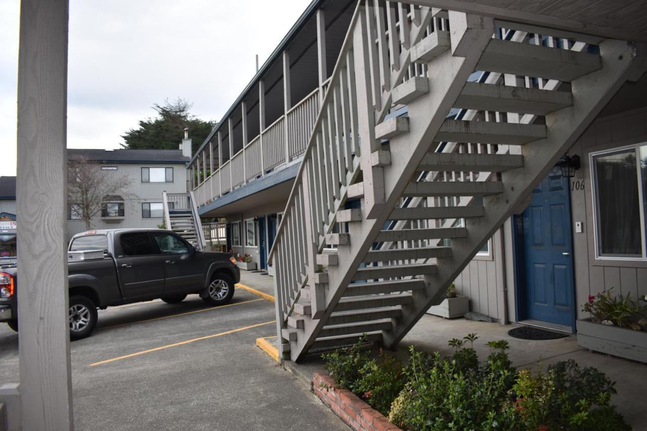 Lighthouse Cove Inn Bandon Exterior foto The staircase at the motel where the film was shot