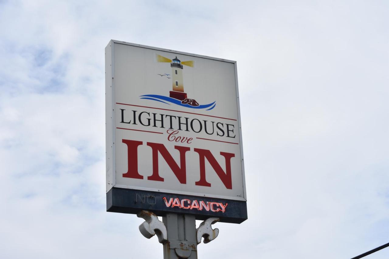 Lighthouse Cove Inn Bandon Exterior foto The sign for the Lighthouse Inn