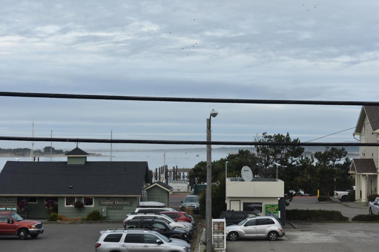 Lighthouse Cove Inn Bandon Exterior foto View of the airport from the town of Port Angeles