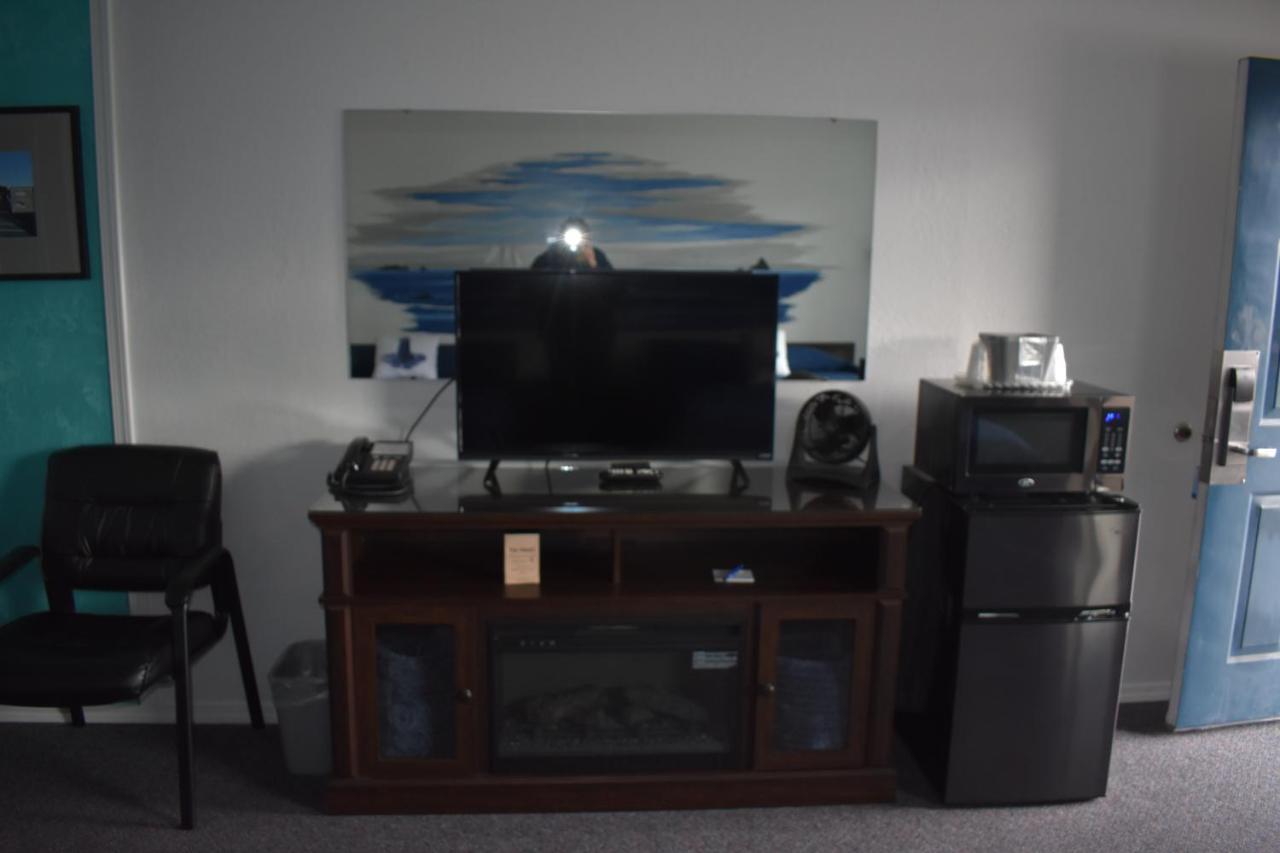 Lighthouse Cove Inn Bandon Exterior foto A typical dorm room at the University of Maine