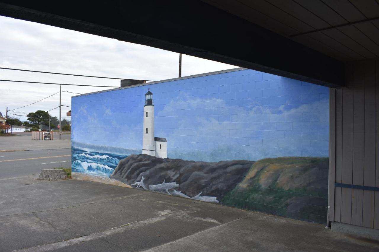 Lighthouse Cove Inn Bandon Exterior foto Mural of Point Arena Light