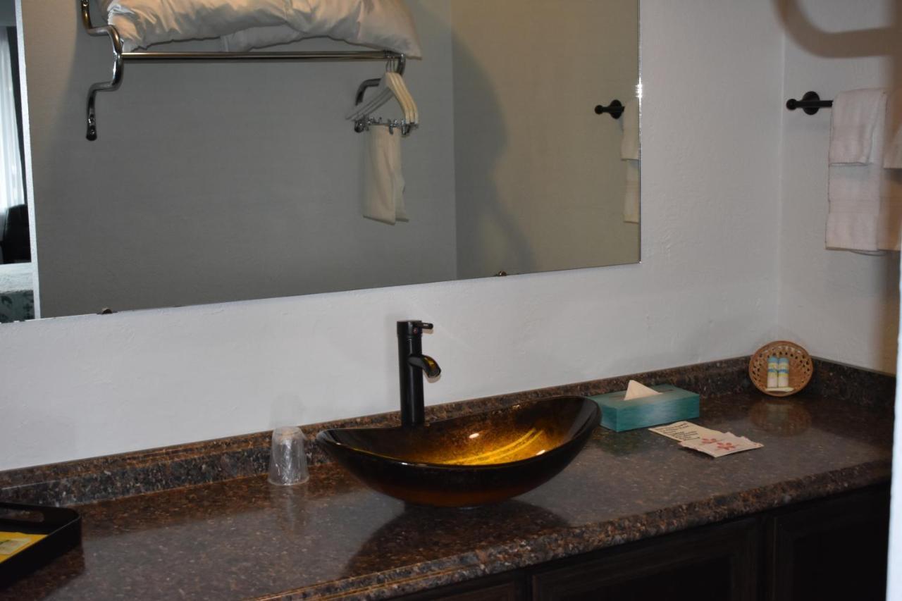 Lighthouse Cove Inn Bandon Exterior foto A vessel sink